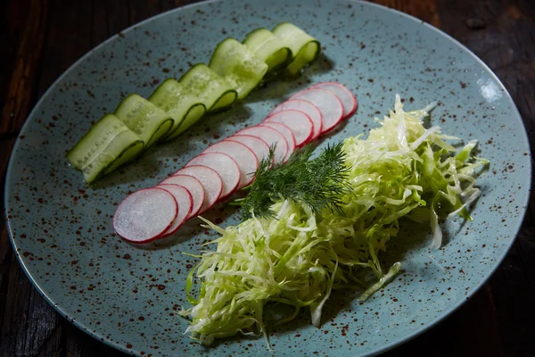 Taze bahar ışık vejetaryen salatalık ve turp salatası — Stok fotoğraf