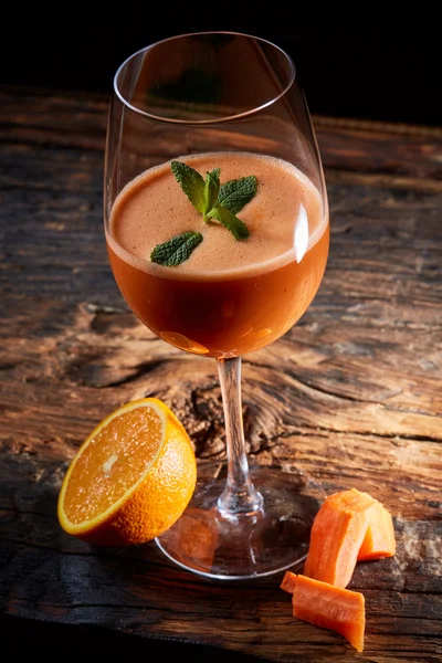 Batido de zanahoria naranja en vidrio decorado menta —  Fotos de Stock