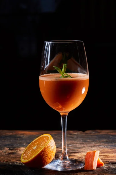 Batido de zanahoria naranja en vidrio decorado menta — Foto de Stock