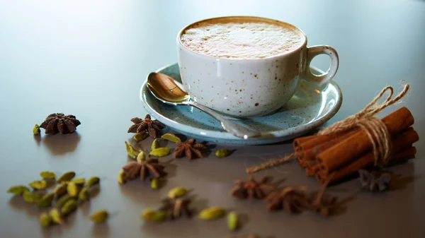 Xícara de café quente latte na mesa — Fotografia de Stock