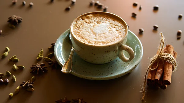 Tasse heißen Latte-Kaffee auf dem Tisch — Stockfoto