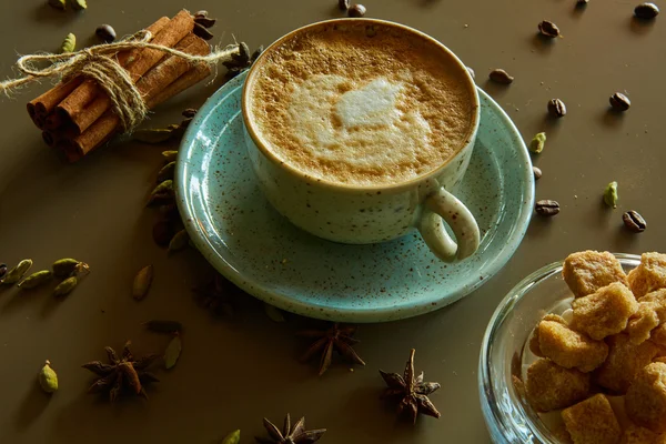 Tasse heißen Latte-Kaffee auf dem Tisch — Stockfoto