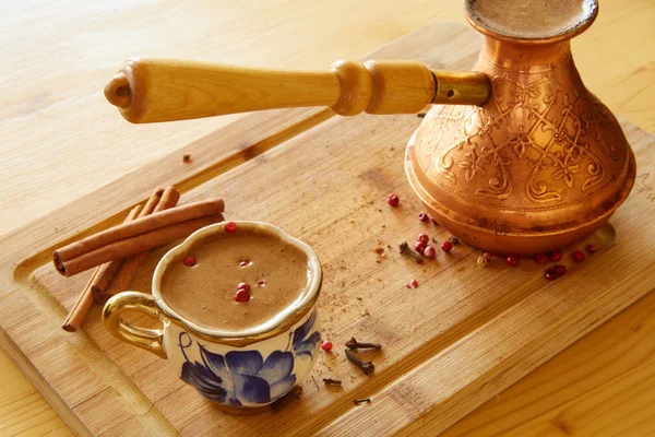 Tasse türkischer Kaffee auf dem Tisch — Stockfoto