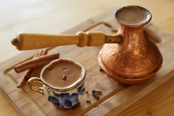 Чашка турецкого кофе на столе — стоковое фото