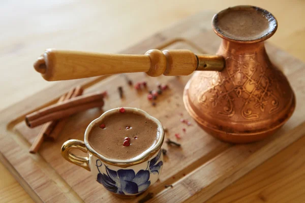 トルコ コーヒー テーブルの上のカップ — ストック写真