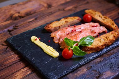 Somon dilimleri ve domates