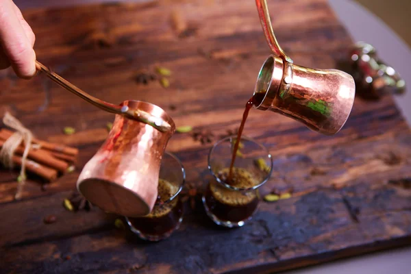 Налить арабский кофе в чашки на деревянном фоне . — стоковое фото