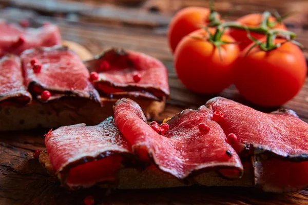 Bruschetta with roasted beef — Stock Photo, Image