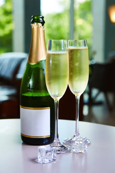 Bouteille de champagne et deux verres sur la table — Photo