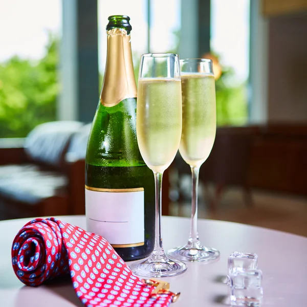 Fles champagne en twee glazen op de tafel — Stockfoto