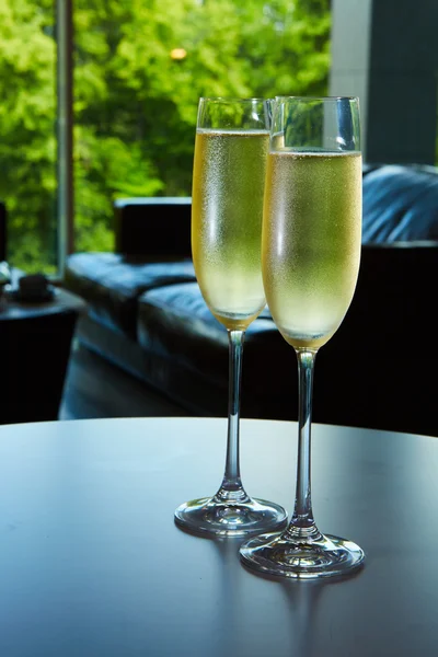 Deux verres de champagne avec un plateau fromage — Photo