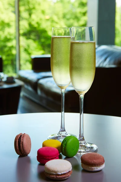 Dos copas de vino espumoso o champán sobre una mesa — Foto de Stock