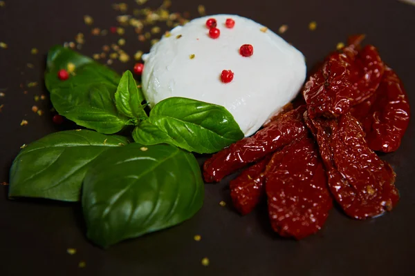 Buffelmozzarella Burrata, basilika och tomater — Stockfoto