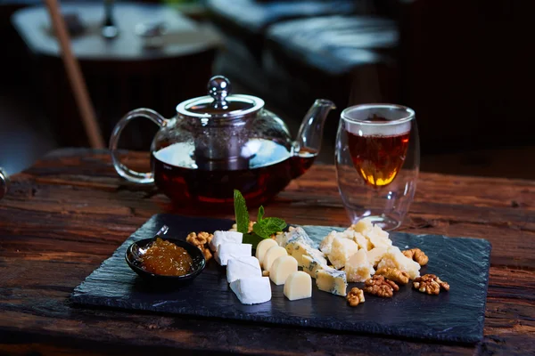 Olika ostar och te på en trä bakgrund — Stockfoto
