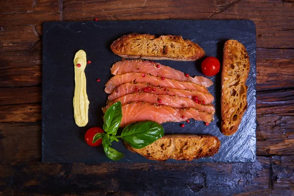 Rodajas de salmón y tomates — Foto de Stock