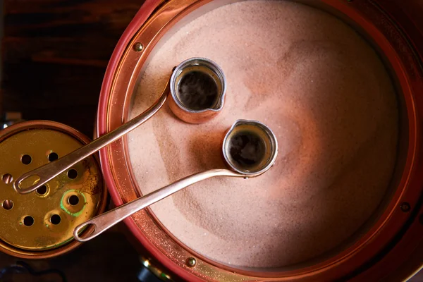Два милых горшка для приготовления турецкого кофе — стоковое фото