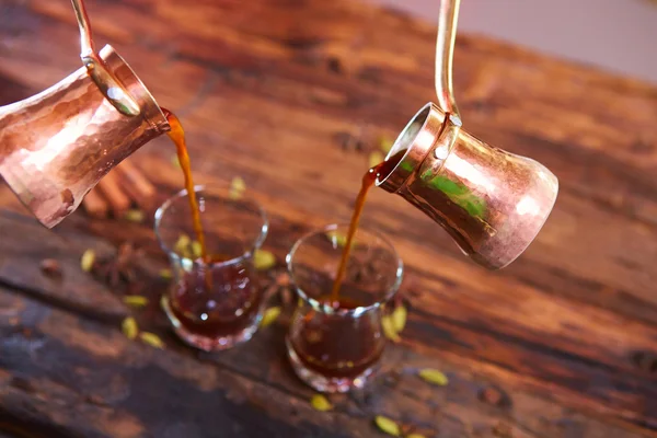 Arabischer Kaffee in Tassen auf hölzernem Hintergrund. — Stockfoto