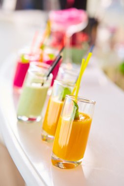 Çubuğu'nda farklı sebze suları kümesi.