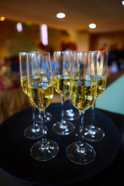 dolu bardak şampanya tepsi