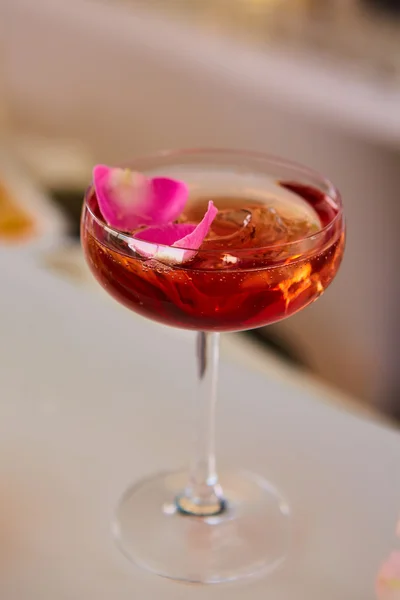 Cocktail rosa com pétalas de rosa frescas — Fotografia de Stock