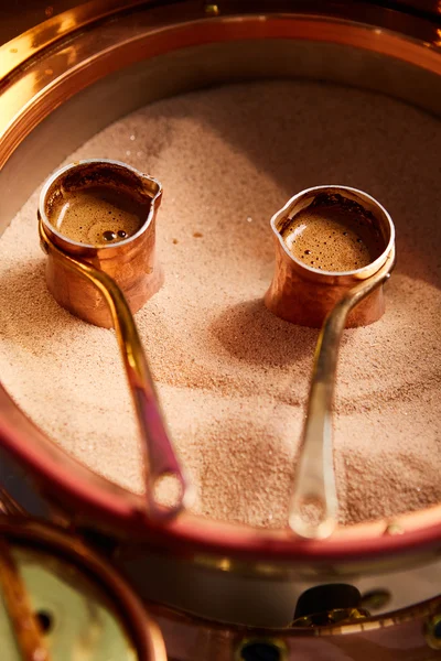 Подготовка турецкого кофе в cezve на песке в кафе-баре — стоковое фото