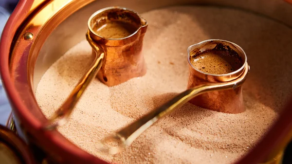 Подготовка турецкого кофе в cezve на песке в кафе-баре — стоковое фото