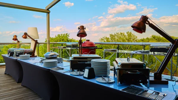 食器と光沢のある石筍がゲストを待っているテーブル. — ストック写真