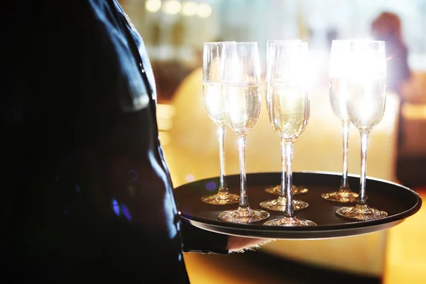 Kellner serviert Champagner auf Tablett — Stockfoto