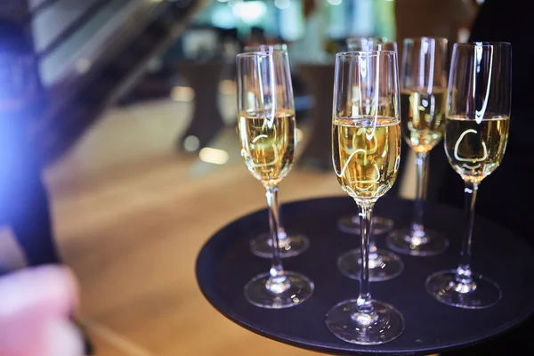 Fulla glas champagne på bricka — Stockfoto