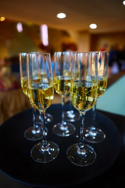 Full glasses of Champagne on tray — Stock Photo, Image