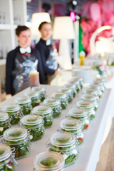 Ensalada de verduras en frasco de vidrio sobre fondo blanco — Foto de Stock
