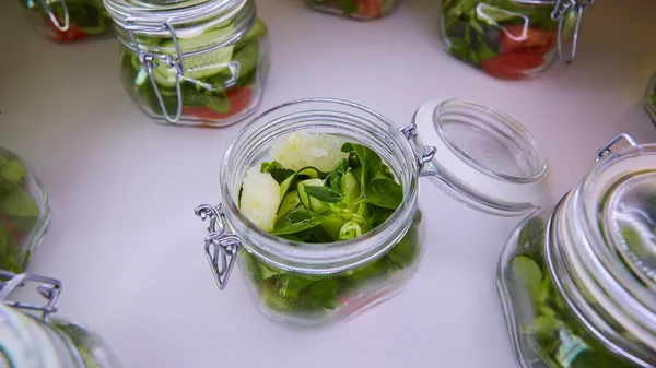 Salada de legumes em frasco de vidro no fundo branco — Fotografia de Stock