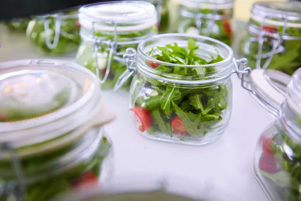 白い背景の上のガラスの瓶に野菜サラダ — ストック写真