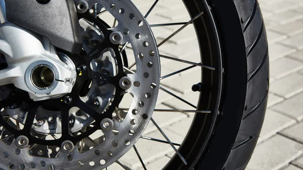 Disco delantero de la motocicleta se rompe y neumático en primer plano —  Fotos de Stock
