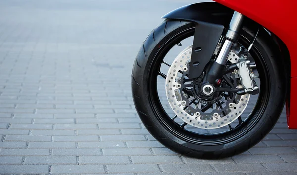 Disco dianteiro da motocicleta quebra e pneu de perto — Fotografia de Stock