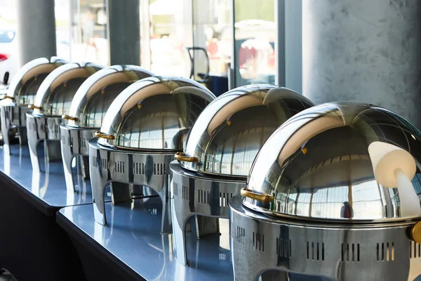 Mesa Buffet con Fila de Servicio de Alimentos sartenes de vapor —  Fotos de Stock