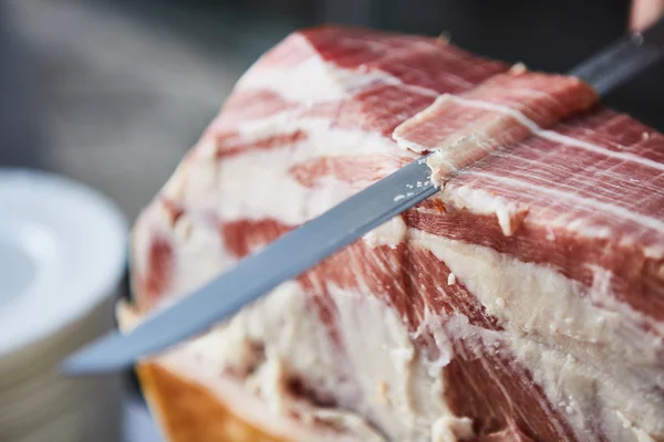 Chef-kok segmenten Serranoham. — Stockfoto