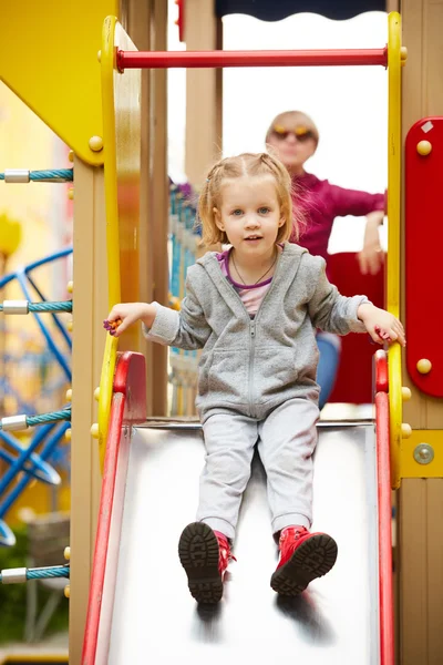 Mor och dotter spelar på lekplatsen utomhus — Stockfoto