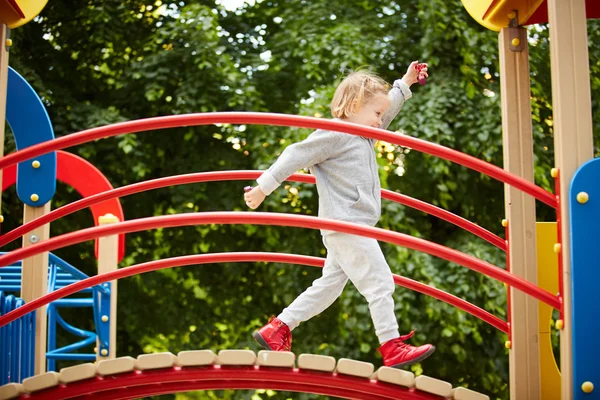 Menina brincando no parque infantil — Fotografia de Stock