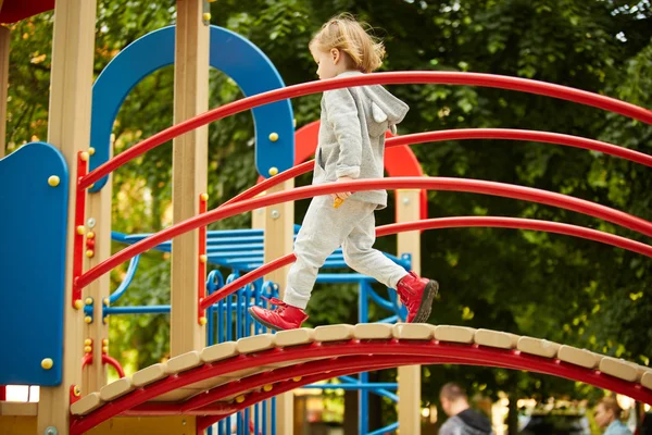 Flicka som leker på lekplatsen — Stockfoto