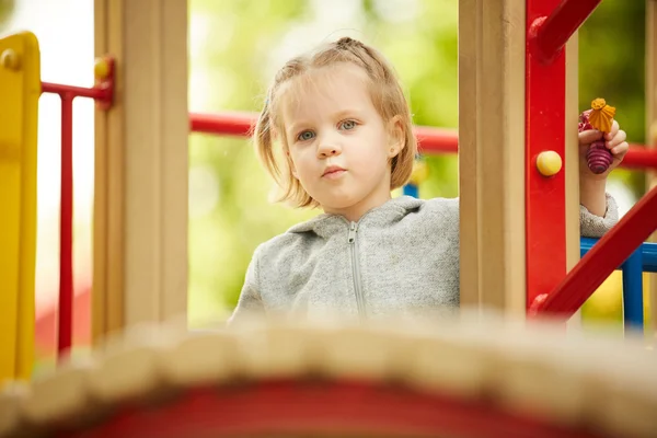 Menina brincando no parque infantil — Fotografia de Stock