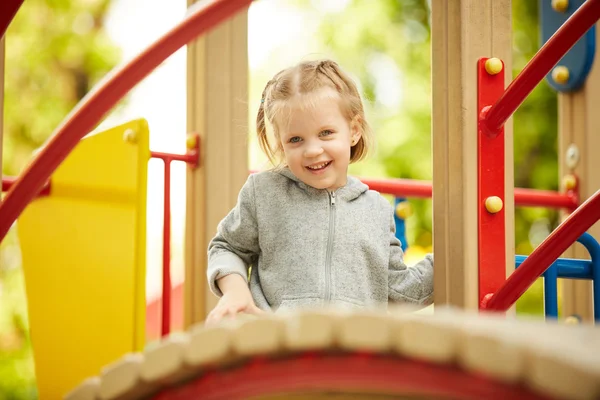 Menina brincando no parque infantil — Fotografia de Stock