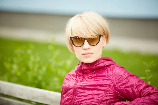 Mujer joven con cabello rubio en gafas de sol — Foto de Stock