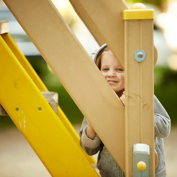 Menina brincando no parque infantil — Fotografia de Stock