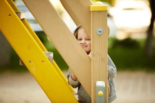 Girl playing at the playground — Stock Photo, Image