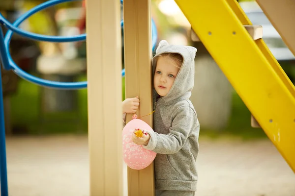 Flicka som leker på lekplatsen — Stockfoto