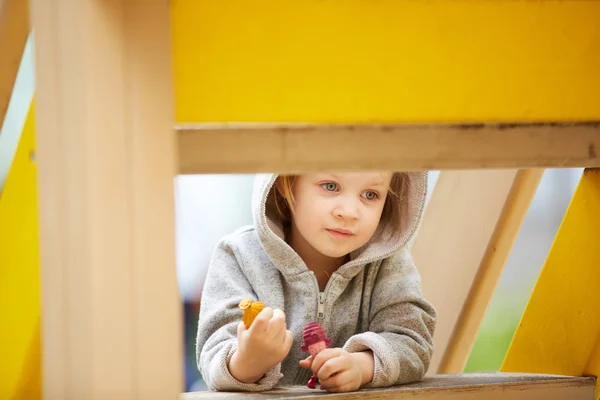 Menina brincando no parque infantil — Fotografia de Stock