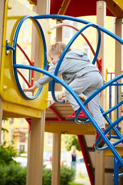 Menina brincando no parque infantil — Fotografia de Stock