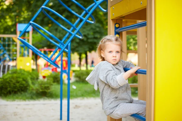 Portrait d'une petite fille réfléchie — Photo