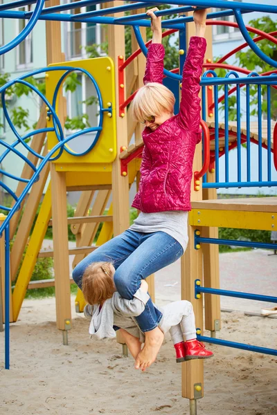 Mãe e filha brincando no playground ao ar livre — Fotografia de Stock